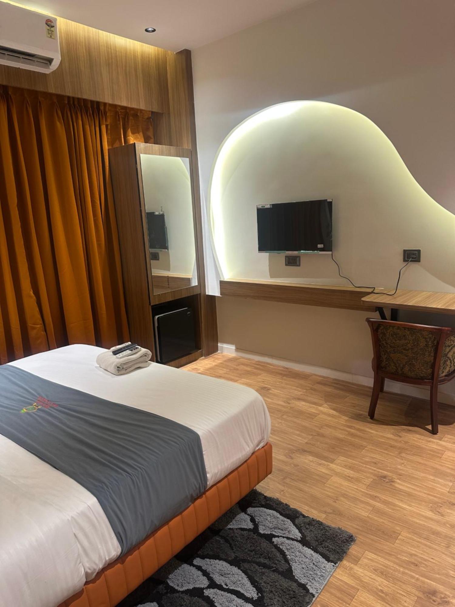 Hotel Victoria Prime Surat Luaran gambar