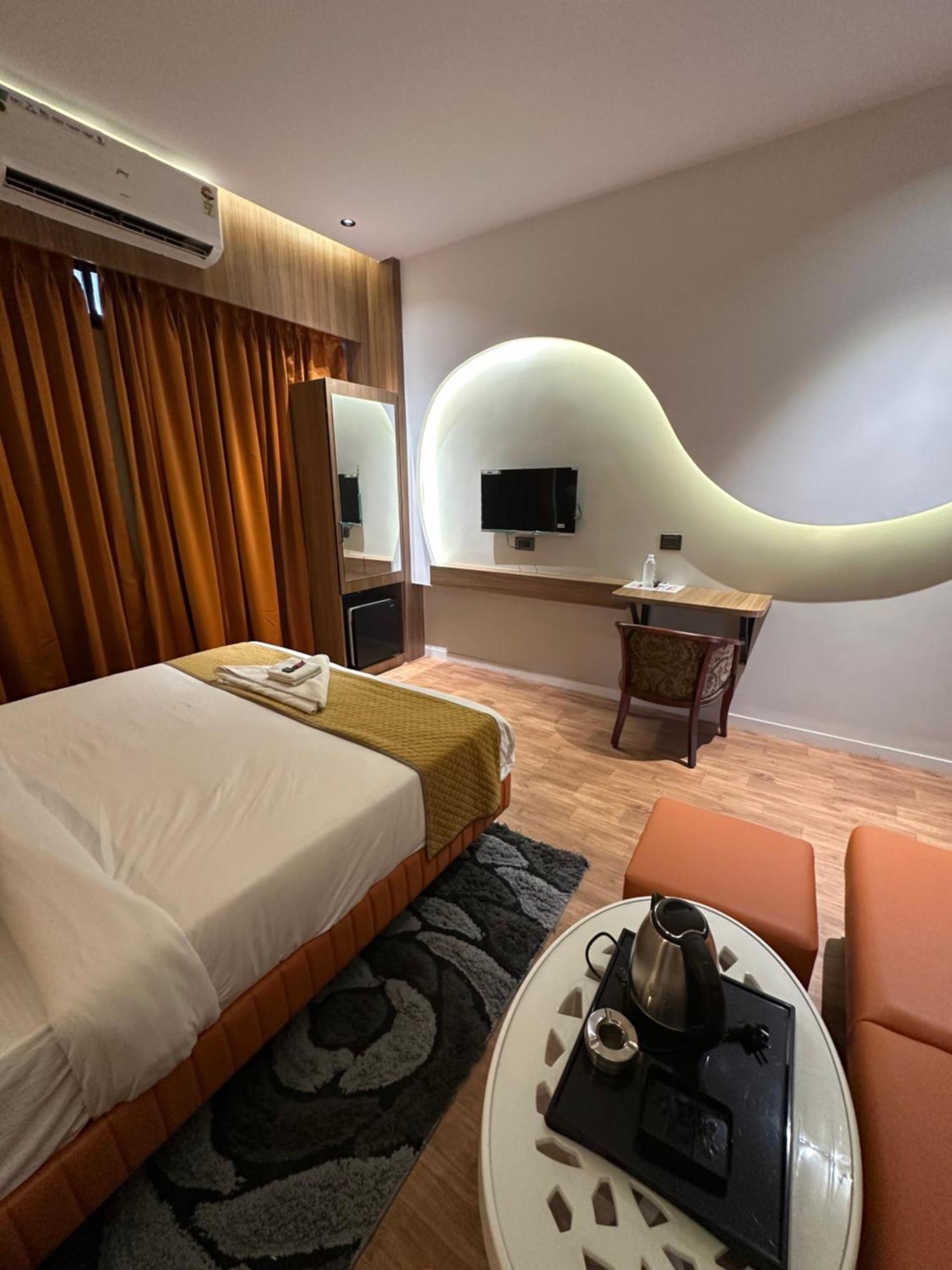 Hotel Victoria Prime Surat Luaran gambar
