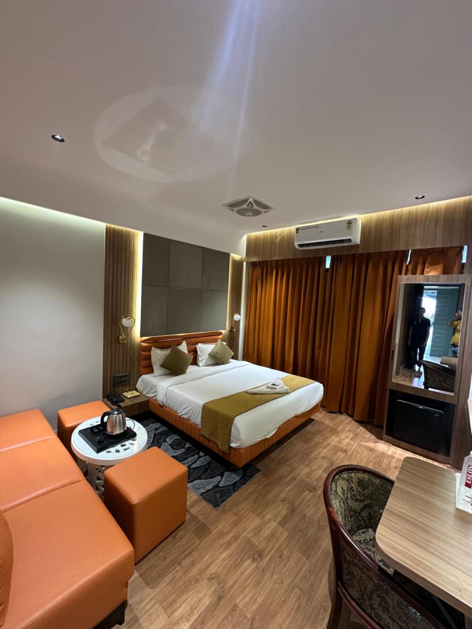 Hotel Victoria Prime Surat Luaran gambar